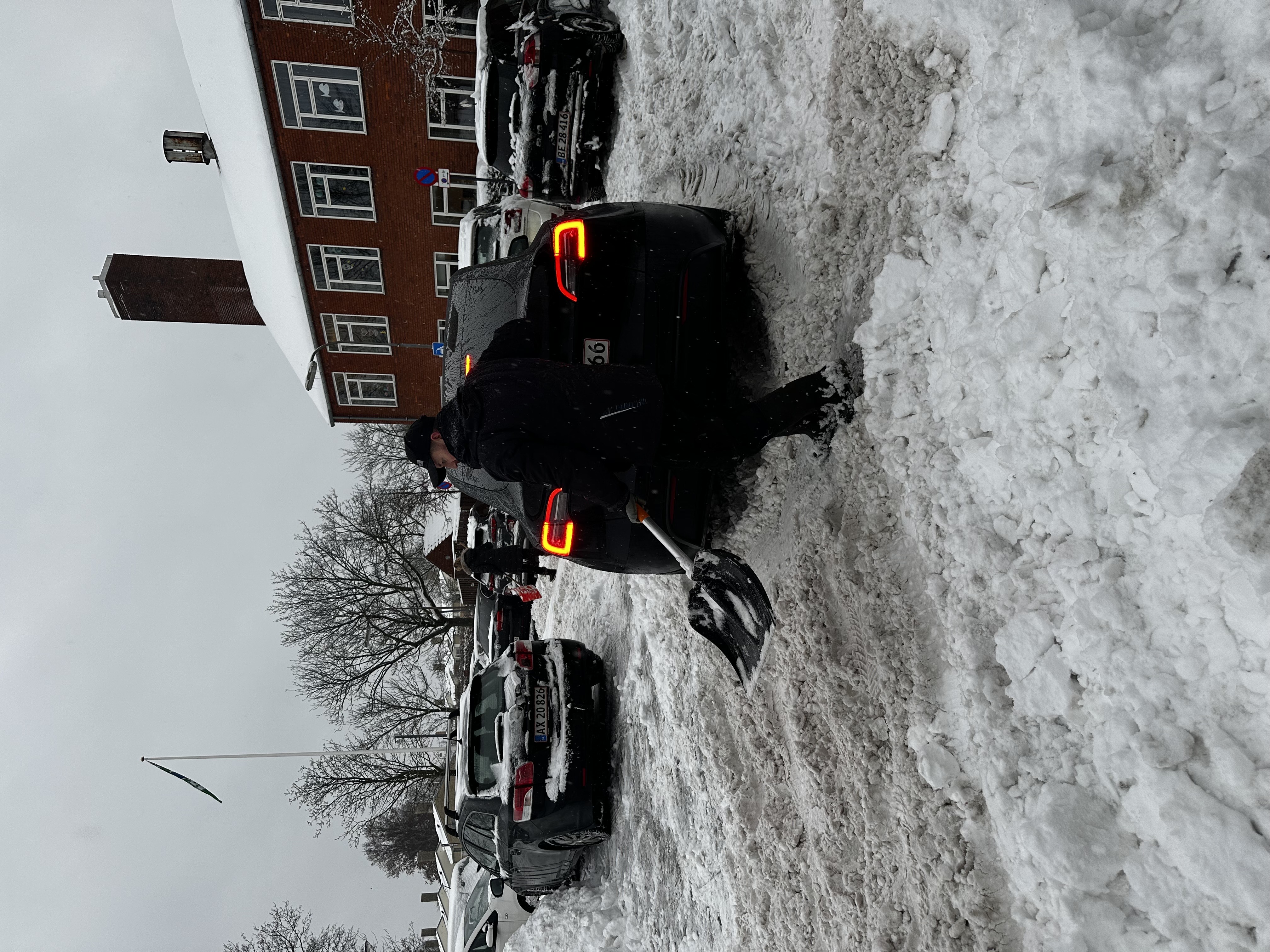 Der bliver skovlet sne