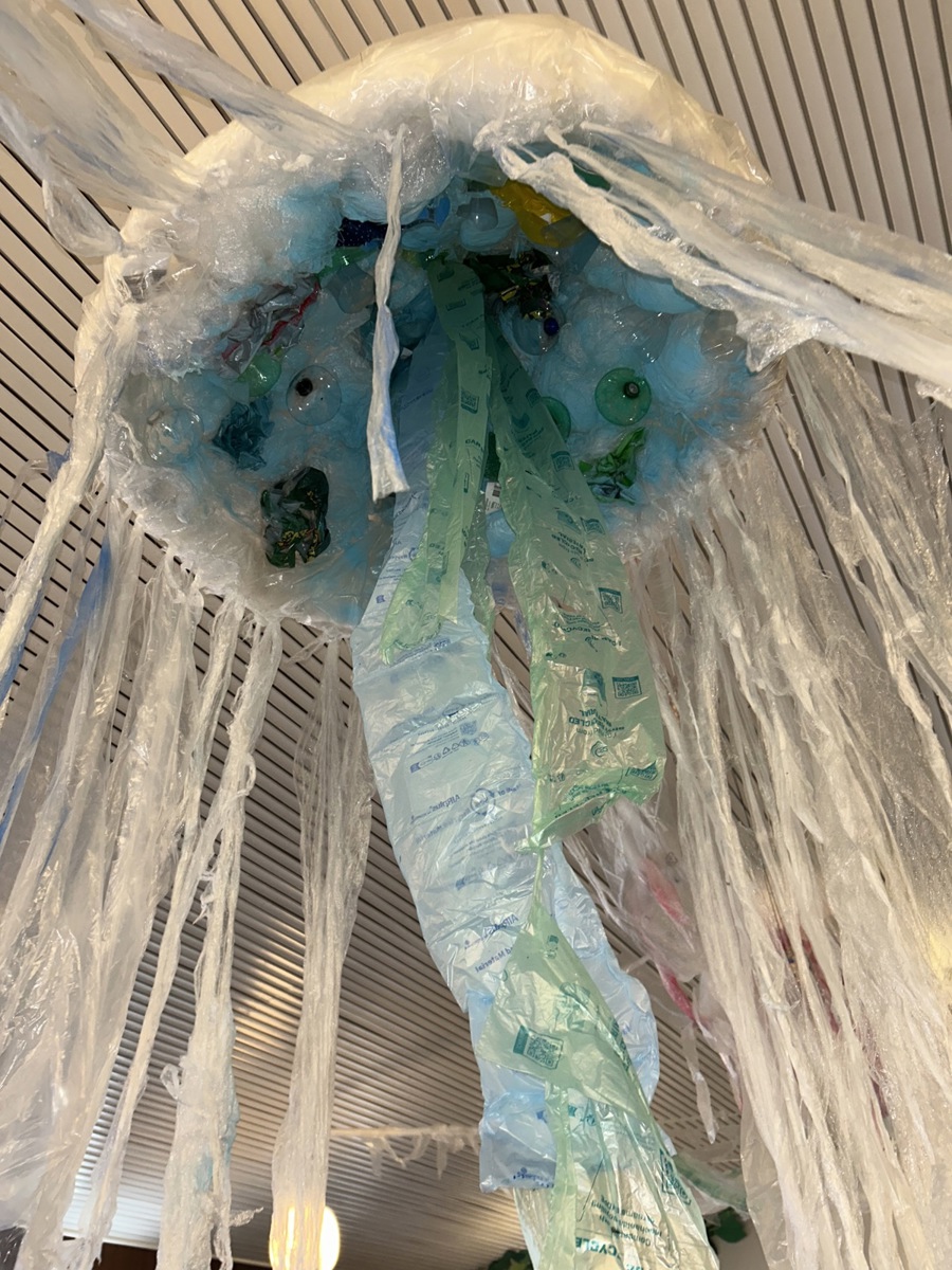 magiske installationskunst lavet af plastik