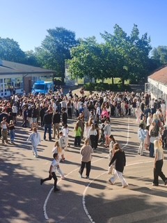 Billeder af børn i skolegården som venter på at få is.